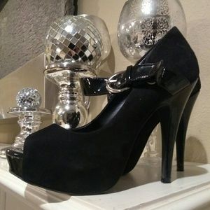 Gorgeous Jessica Simpson high heels
